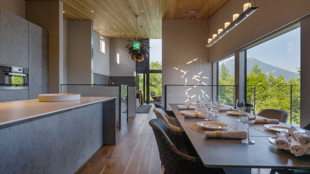 Rinzan Chalet - Spacious kitchen and dining area